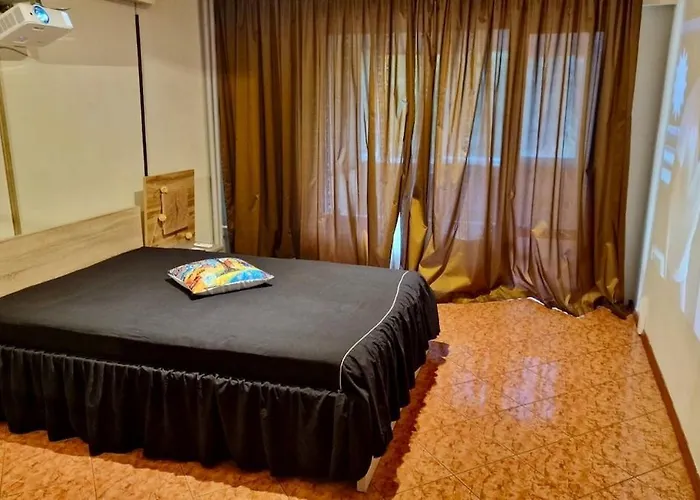 Stylish Apt, Free Parking, Near Center & Airport *