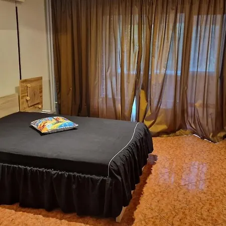 Apartment Stylish Apt, Free Parking, Near Center & Airport