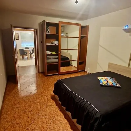 Apartment Stylish Apt, Free Parking, Near Center & Airport