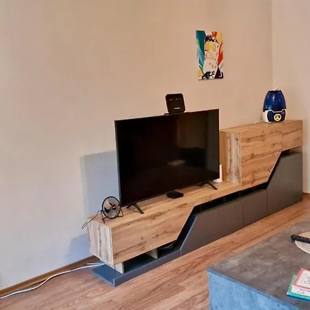 Stylish Apt, Free Parking, Near Center & Airport *