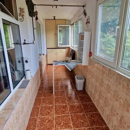 Apartment Stylish Apt, Free Parking, Near Center & Airport