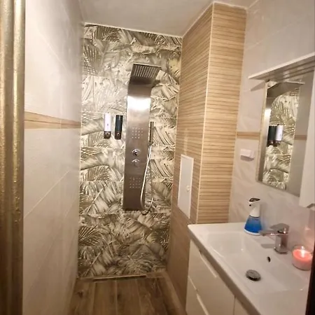 Stylish Apt, Free Parking, Near Center & Airport