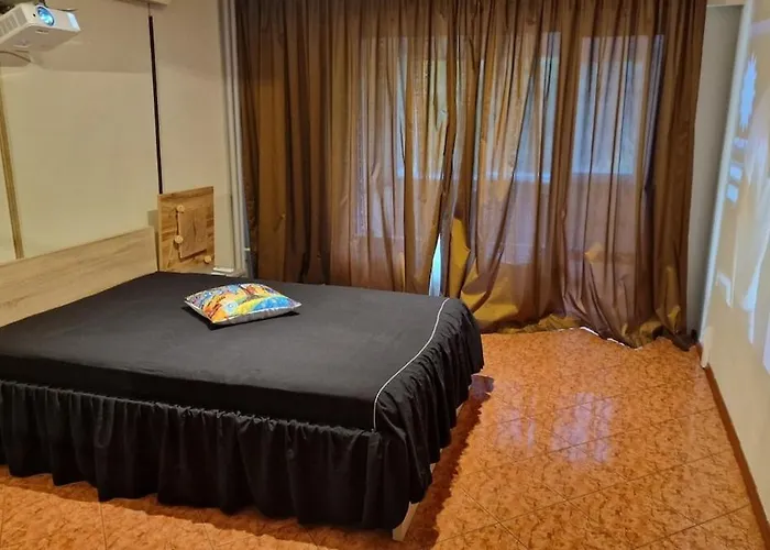 Apartment Stylish Apt, Free Parking, Near Center & Airport