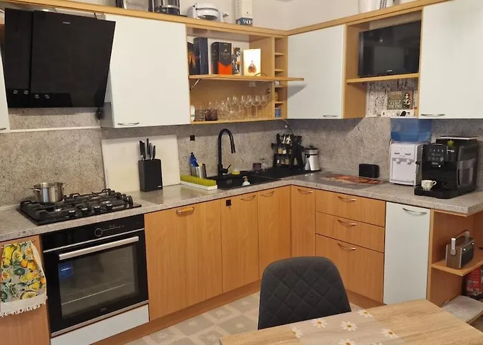 Stylish Apt, Free Parking, Near Center & Airport *